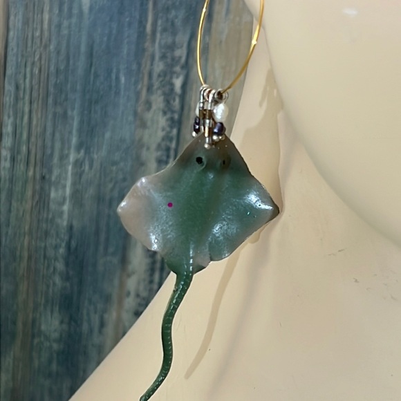 ⭐️Adorned Crown Artisan Assemblage aquarium collection stingray earrings - Picture 4 of 9